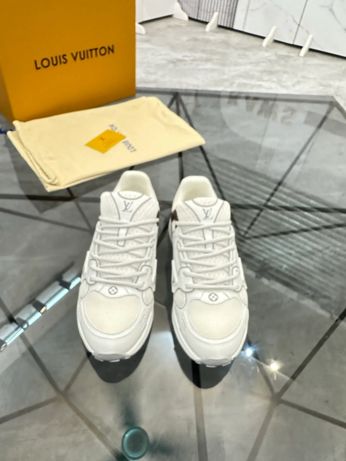 Men's shoes: 💰P660¥ Top quality Product trademark: LV* "Louis Vuitton*" low-top casual shoes Regular size: 35-44 (can be customized to 45.46) Couple style Product materials: Upper imported cowhide stitching original material, breathable lining, original outsole. Number: H218